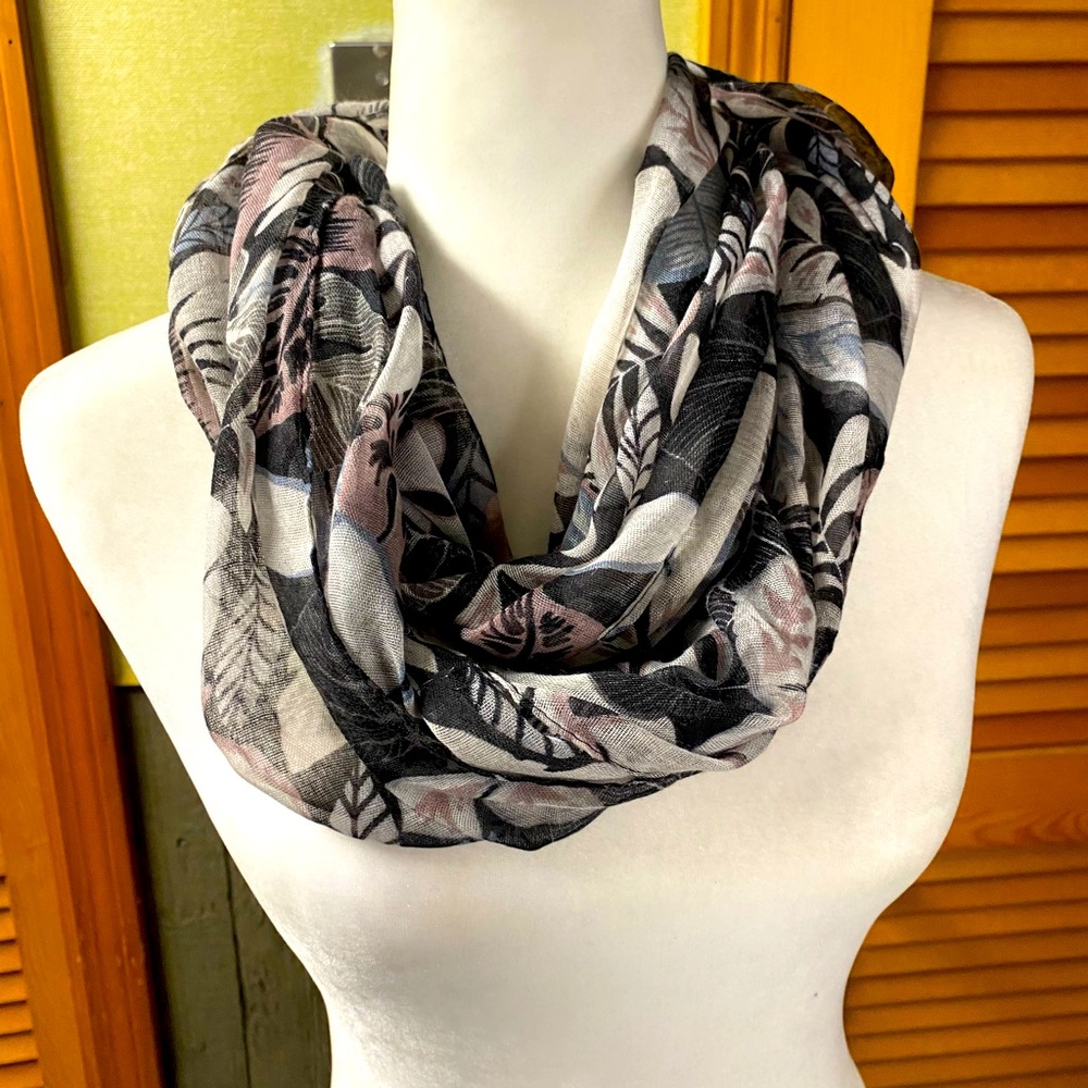 Lavello lifestyle infinity scarf
